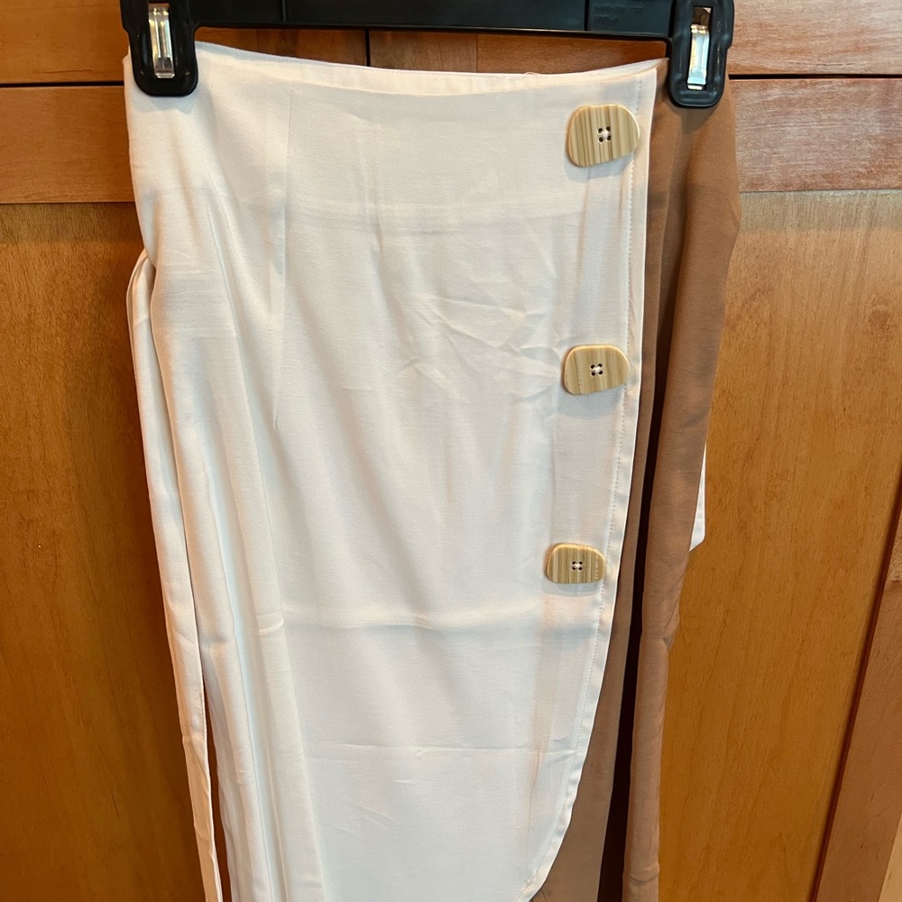 NEVER WORN Mango two tone midi skirt with wooden button detailing and belt.